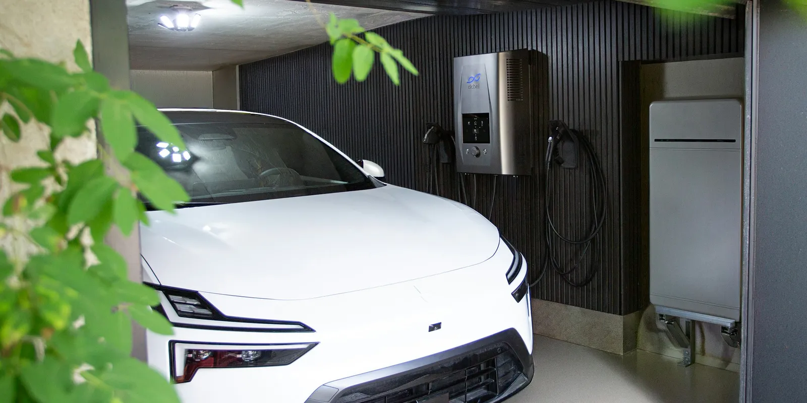 Elektrische auto die in de garage aan de laadpaal hangt