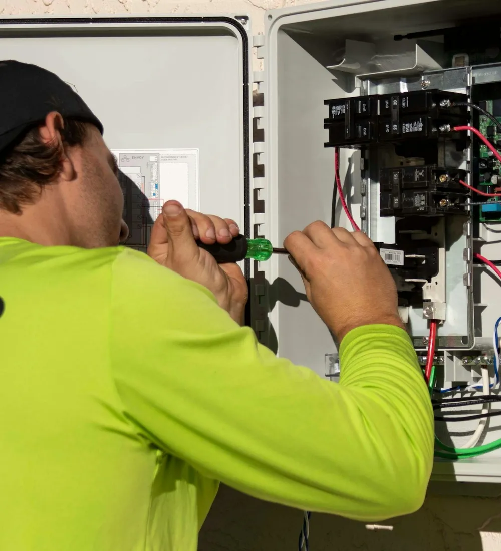 Elektricien aan het werk in een groepenkast