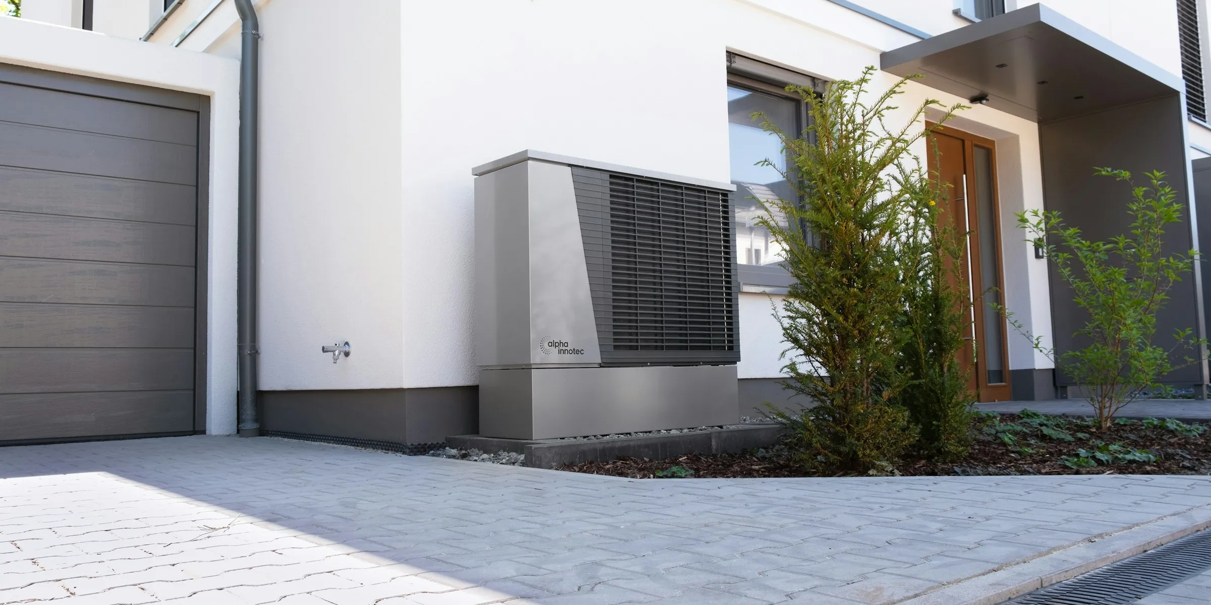 Moderne woning met een warmtepomp aan de gevel