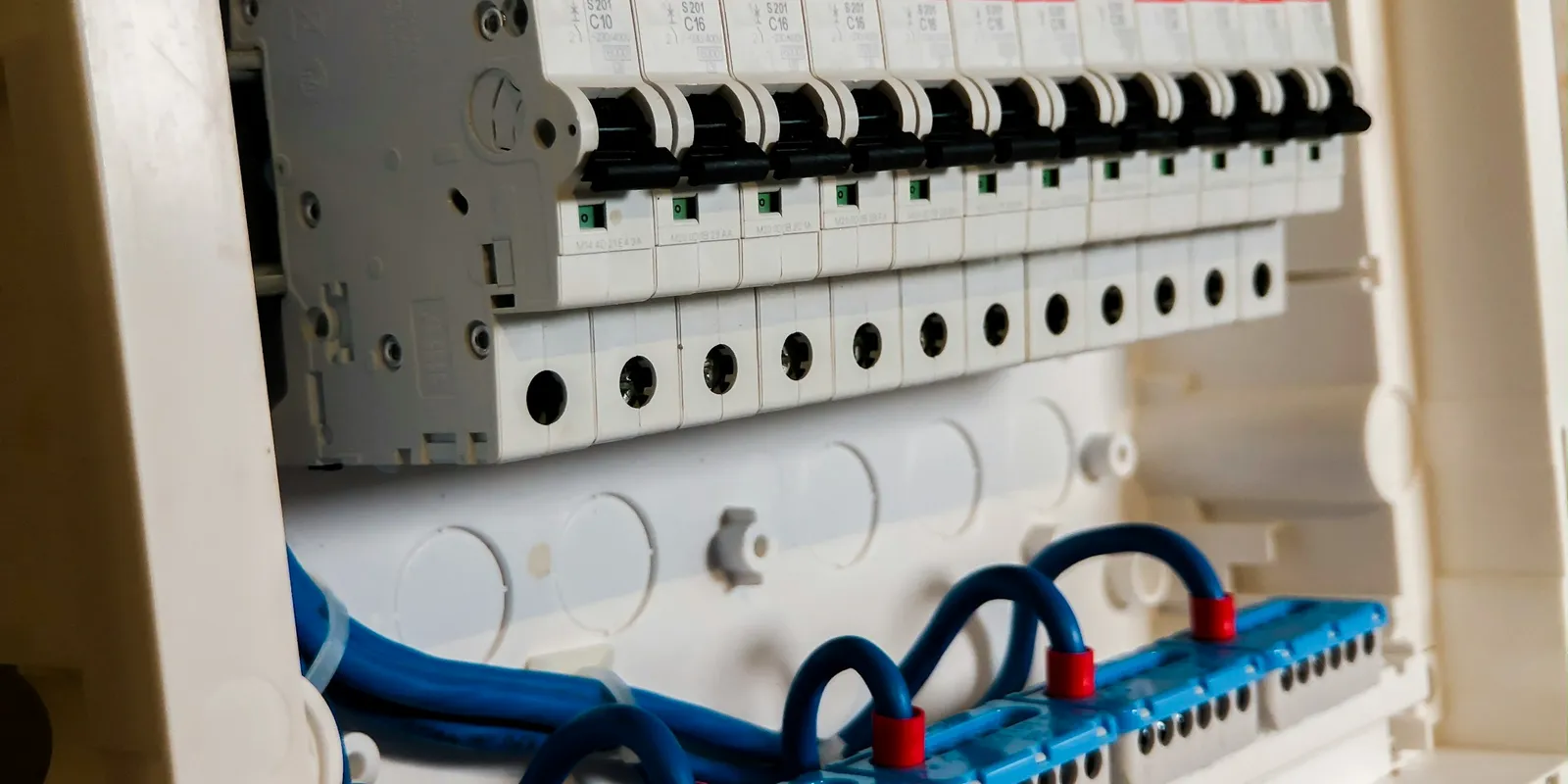 Groepenkast met automaten en aardlekschakelaars in een meterkast